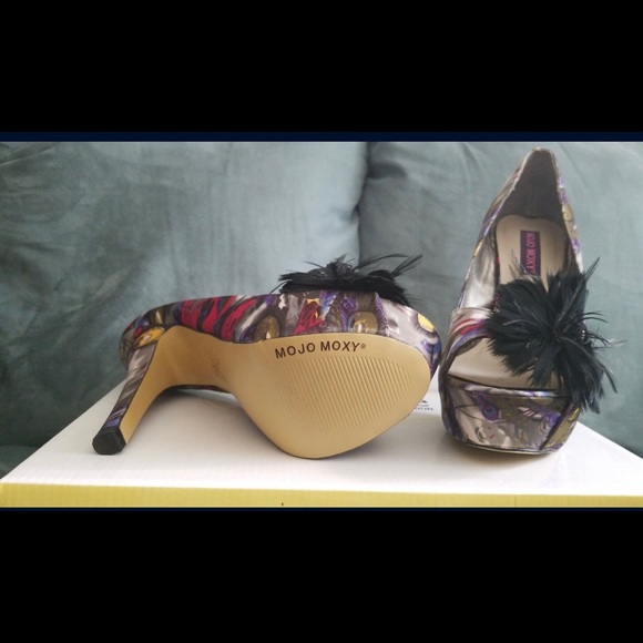 Brand new Peacock heels - Picture 2 of 2